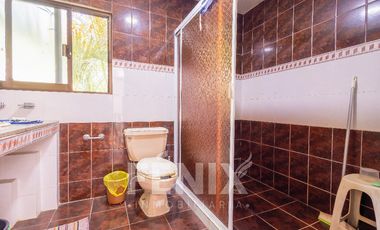 Casa en venta con amplio jardín y cochera a 500 metros de Av. Araucarias