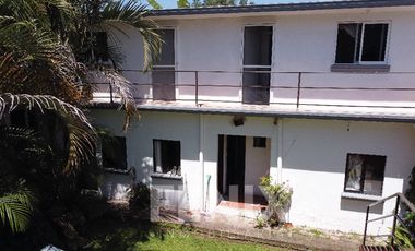 Casa en venta con amplio jardín y cochera a 500 metros de Av. Araucarias