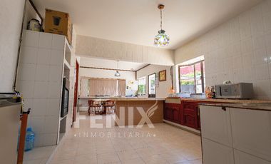 Casa en venta con amplio jardín y cochera a 500 metros de Av. Araucarias