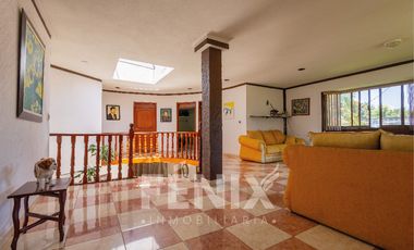 Casa en venta con amplio jardín y cochera a 500 metros de Av. Araucarias