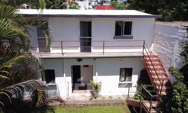 Casa en venta con amplio jardín y cochera a 500 metros de Av. Araucarias