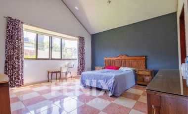 Casa en venta con amplio jardín y cochera a 500 metros de Av. Araucarias