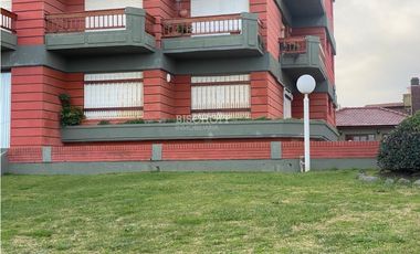 EXCELENTE DEPARTAMENTO DE 4 AMBIENTES FRENTE AL MAR CON COCHERA