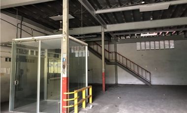 Se Vende Galera con Oficinas Parque Lefevre 800 Mts $1.300.000.00