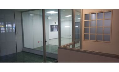 Se Vende Galera con Oficinas Parque Lefevre 800 Mts $1.300.000.00