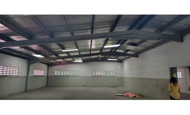 Se Vende Galera con Oficinas Parque Lefevre 800 Mts $1.300.000.00