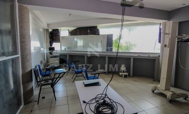 PALO SECO: AMPLIO LOCAL EN 2 NIVELES, ESTACIONAMIENTO Y MAGNIFICA UBICACIÒN