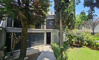 Residencia con amplio y hermoso jardín