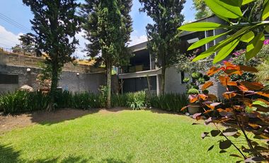 Residencia con amplio y hermoso jardín