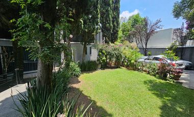 Residencia con amplio y hermoso jardín