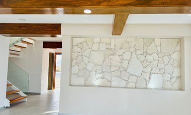 VENTA CASA ZIBATA DE AUTOR EN ESQUINA