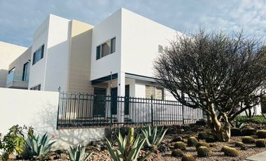 VENTA CASA ZIBATA DE AUTOR EN ESQUINA