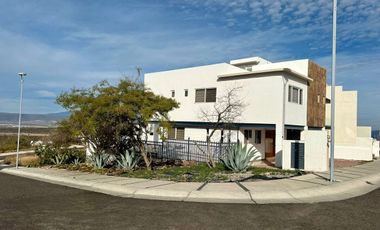 VENTA CASA ZIBATA DE AUTOR EN ESQUINA