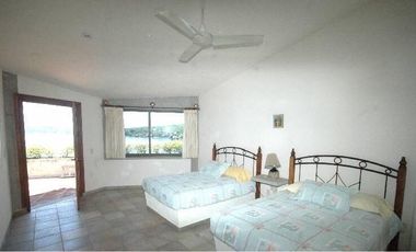 VENTA CASA EN TEQUESQUITENGO,  ORILLA DEL LAGO