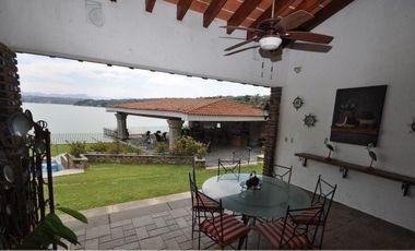 VENTA CASA EN TEQUESQUITENGO,  ORILLA DEL LAGO