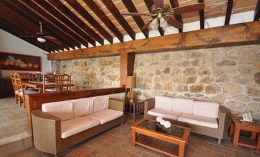 VENTA CASA EN TEQUESQUITENGO,  ORILLA DEL LAGO