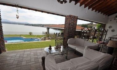 VENTA CASA EN TEQUESQUITENGO,  ORILLA DEL LAGO