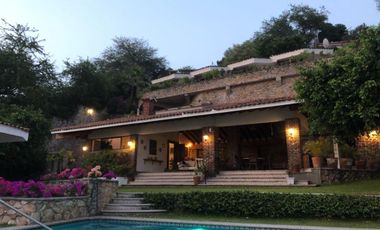 VENTA CASA EN TEQUESQUITENGO,  ORILLA DEL LAGO