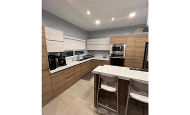 Casa en venta en Valle Poniente en Privadas la Huasteca Frente Parque
