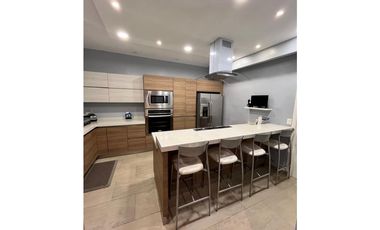 Casa en venta en Valle Poniente en Privadas la Huasteca Frente Parque