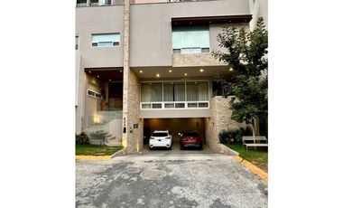 Casa en venta en Valle Poniente en Privadas la Huasteca Frente Parque
