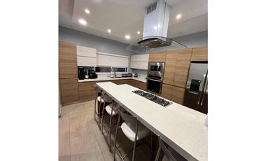 Casa en venta en Valle Poniente en Privadas la Huasteca Frente Parque