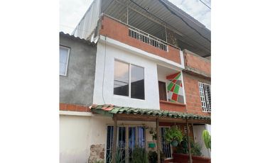 VENTA DE CASA 3 PISOS REFORMADA PEATONAL  ID 733