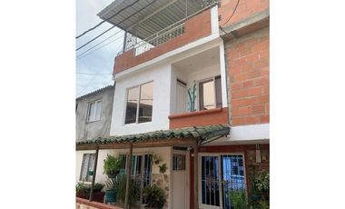 VENTA DE CASA 3 PISOS REFORMADA PEATONAL  ID 733