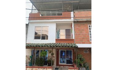 VENTA DE CASA 3 PISOS REFORMADA PEATONAL  ID 733