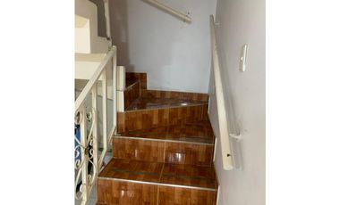 VENTA DE CASA 3 PISOS REFORMADA PEATONAL  ID 733