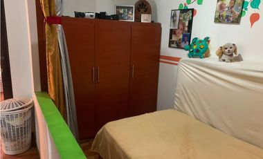 VENTA DE CASA 3 PISOS REFORMADA PEATONAL  ID 733