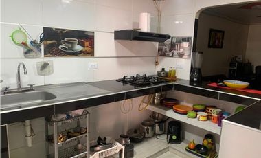 VENTA DE CASA 3 PISOS REFORMADA PEATONAL  ID 733