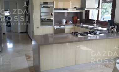 Espectacular casa en Saint Thomas Este en doble lote