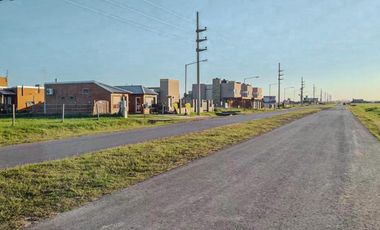 Terreno apto comercial sobre pavimento en  Funes Norte