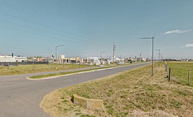 Terreno apto comercial sobre pavimento en  Funes Norte