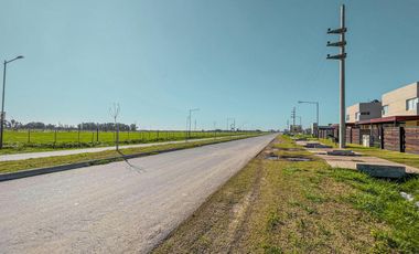 Terreno apto comercial sobre pavimento en  Funes Norte
