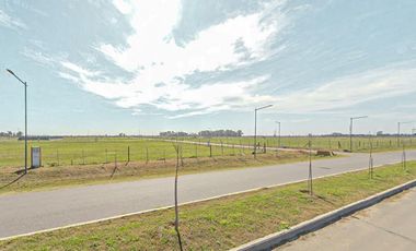 Terreno apto comercial sobre pavimento en  Funes Norte
