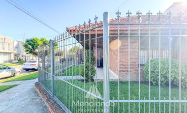 Chalet de 3 ambientes c/ Quincho y cochera doble - zona Villa Primera