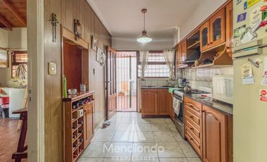 Chalet de 3 ambientes c/ Quincho y cochera doble - zona Villa Primera