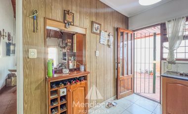 Chalet de 3 ambientes c/ Quincho y cochera doble - zona Villa Primera