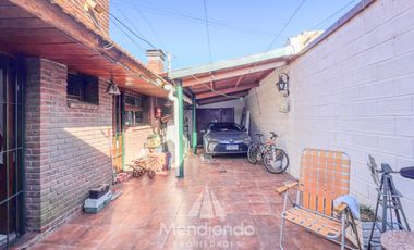 Chalet de 3 ambientes c/ Quincho y cochera doble - zona Villa Primera