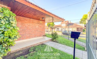 Chalet de 3 ambientes c/ Quincho y cochera doble - zona Villa Primera