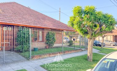 Chalet de 3 ambientes c/ Quincho y cochera doble - zona Villa Primera