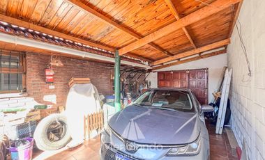 Chalet de 3 ambientes c/ Quincho y cochera doble - zona Villa Primera