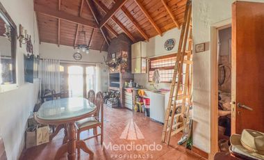 Chalet de 3 ambientes c/ Quincho y cochera doble - zona Villa Primera