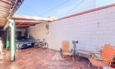 Chalet de 3 ambientes c/ Quincho y cochera doble - zona Villa Primera