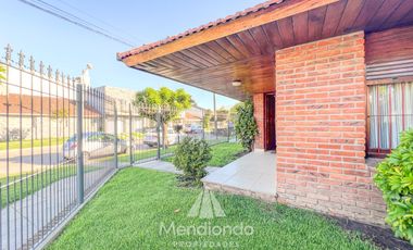 Chalet de 3 ambientes c/ Quincho y cochera doble - zona Villa Primera