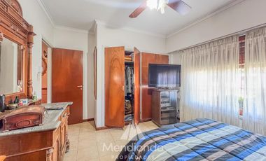 Chalet de 3 ambientes c/ Quincho y cochera doble - zona Villa Primera
