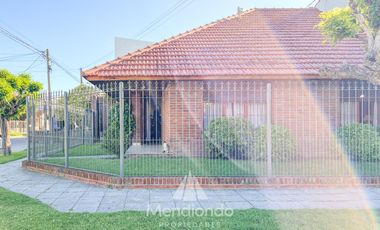 Chalet de 3 ambientes c/ Quincho y cochera doble - zona Villa Primera