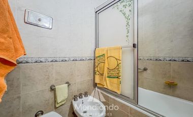 Chalet de 3 ambientes c/ Quincho y cochera doble - zona Villa Primera